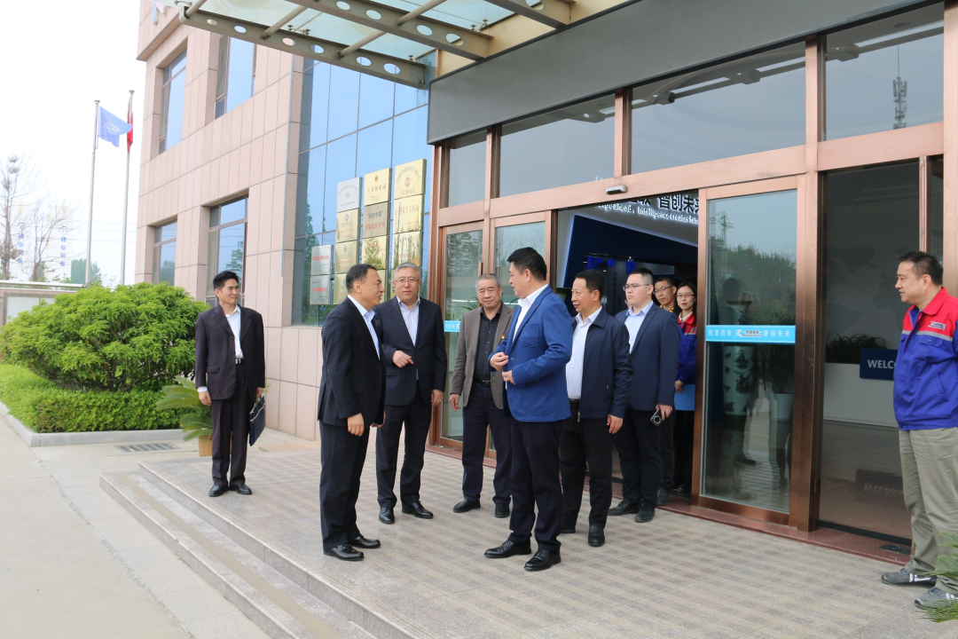 青島市政協副主席、市工商聯主席崔作一行蒞臨銳智股份調研考察 青島市政協副主席、市工商聯主席崔作一行蒞臨銳智股份調研考察